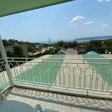 Hotel Hayat Ltd *